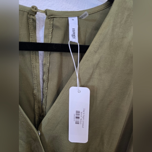 Glam NWT Satin Green Jumpsuit Fall, Holiday, Family Photos Size Medium - Picture 9 of 11